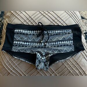 🌊Reef Black & White Aztec Boy ~ Short Surf/Swim Bottoms🏖️